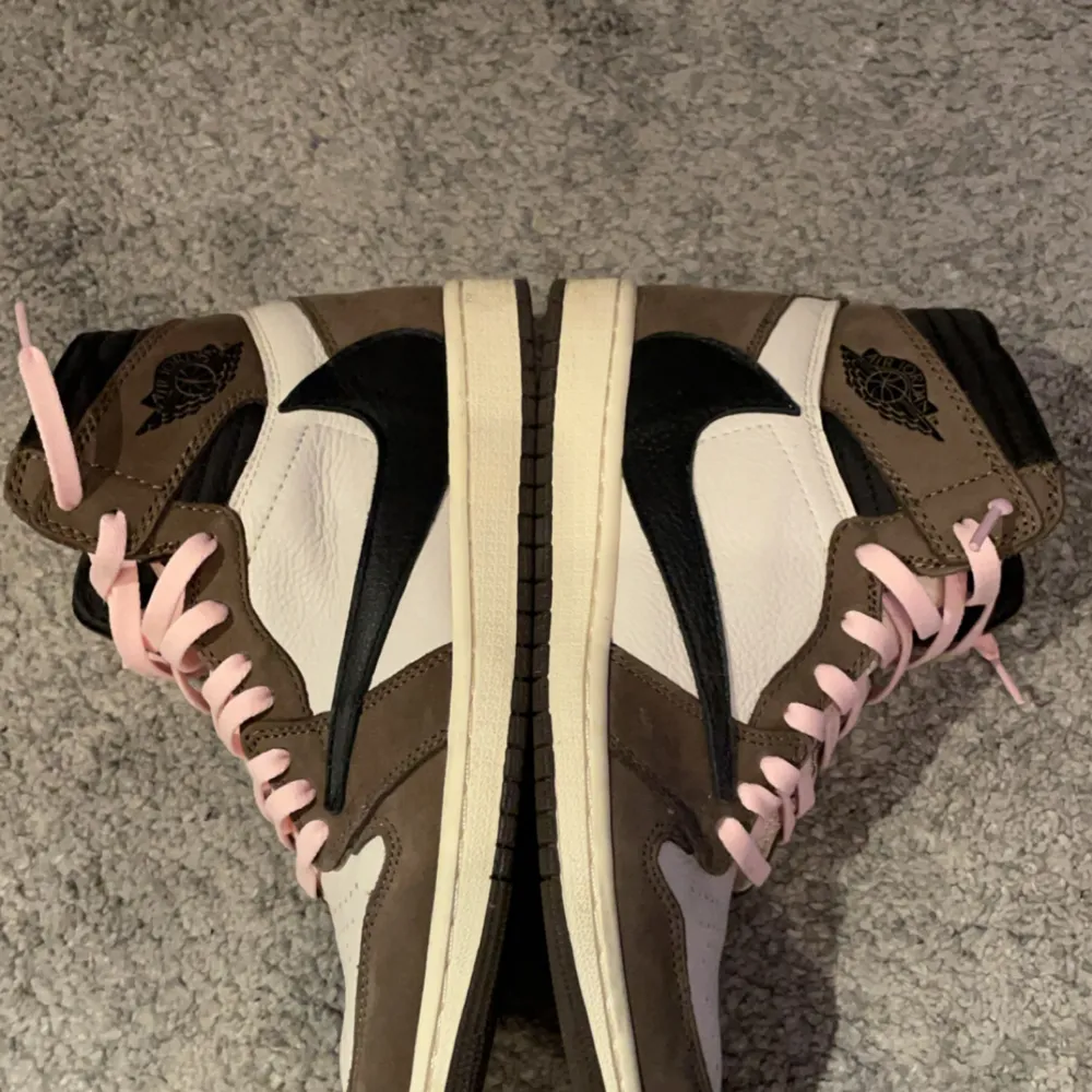 Travis Scott Jordan 1s som är använda 2 gånger. Storlek 40,5. Kontakta för mer info. Kengät.