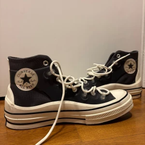 Svarta Converse All Star sneakers - Klassiska svarta Converse All Star sneakers med hög modell och vita snören , aldrig använda stl 42 i modell som ej går att få tag i nypris 1600:-