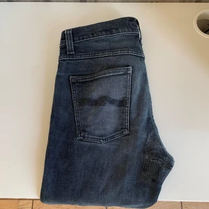 Nudie Jens  - Säljer mina Nudie jeans i den trendiga modellen Grim tim. Jeansen är knappt använda, cond 8/10. Ända defekten är en lagning i grenen (gjord hos skräddare) W29, L30. Nypris: 2199kr, hör av er vid minsta intresse//Vilmer  
