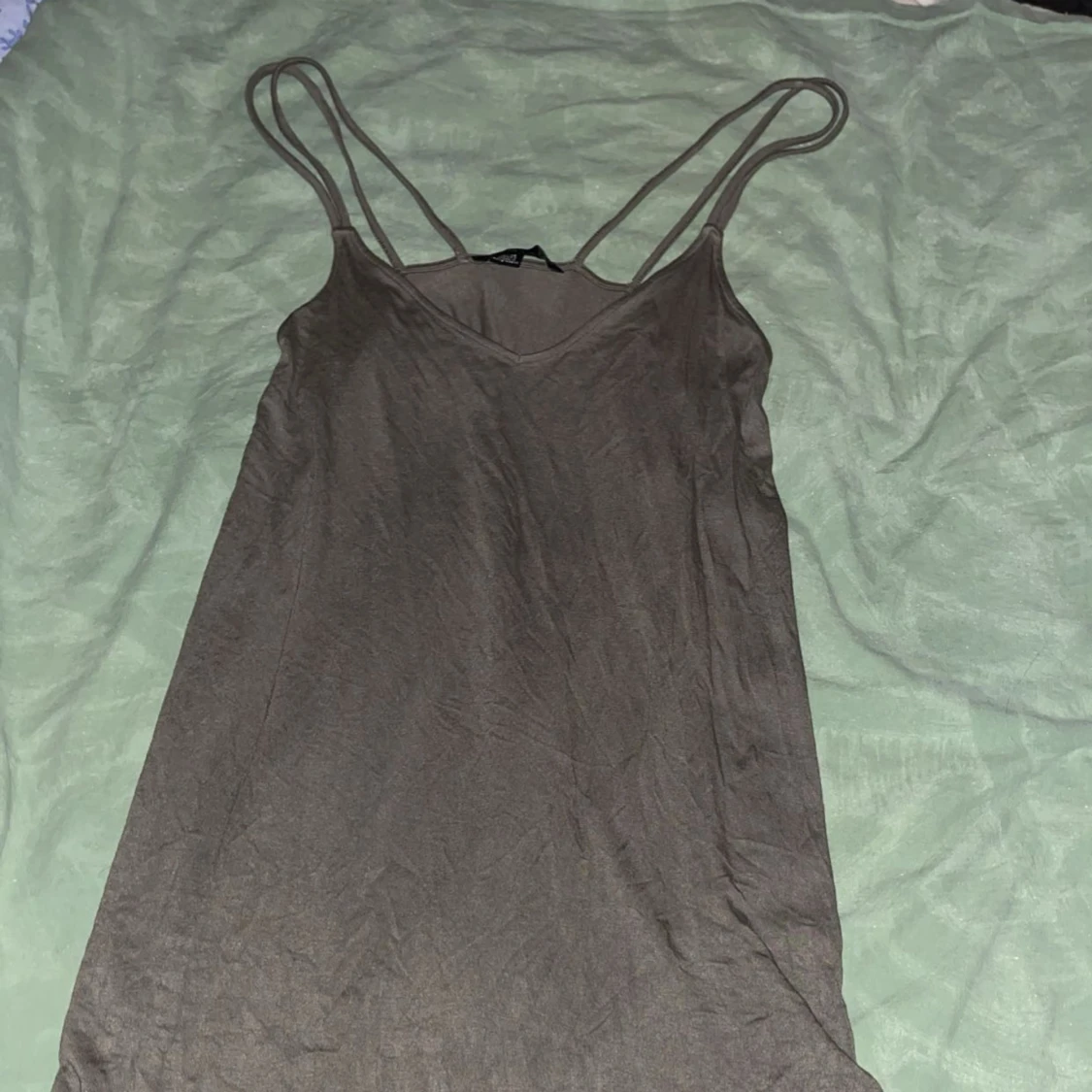 Brun/grön klänning med smala axelband