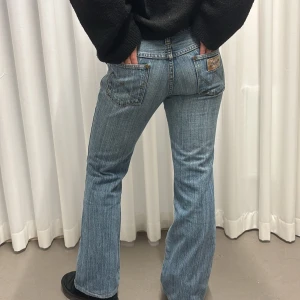 Lågmidjade Wrangler jeans - Otroligt snygga Wrangler jeans med ett unikt denim tyg!! 😇midjemått 38 cm innerbenslängd 68 cm XS