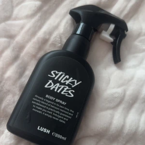 Sticky Dates Body Spray från Lush - En kroppsspray från Lush med namnet Sticky Dates. Flaksan är praktiskt att ha i skåpet i skolan men även ställa upp fint hemma. Den är sprillans ny och aldrig använd❣️Doften är en blandning av sötma och värme, perfekt för att ge en fräsch känsla hela dagen💕