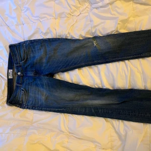  jeans från Acne Studios - Snygga blå jeans från Acne Studiosmed distressed design, köpta i Stockholm 2024. Ej använda så mycket. Kontakta vid intresse/ John