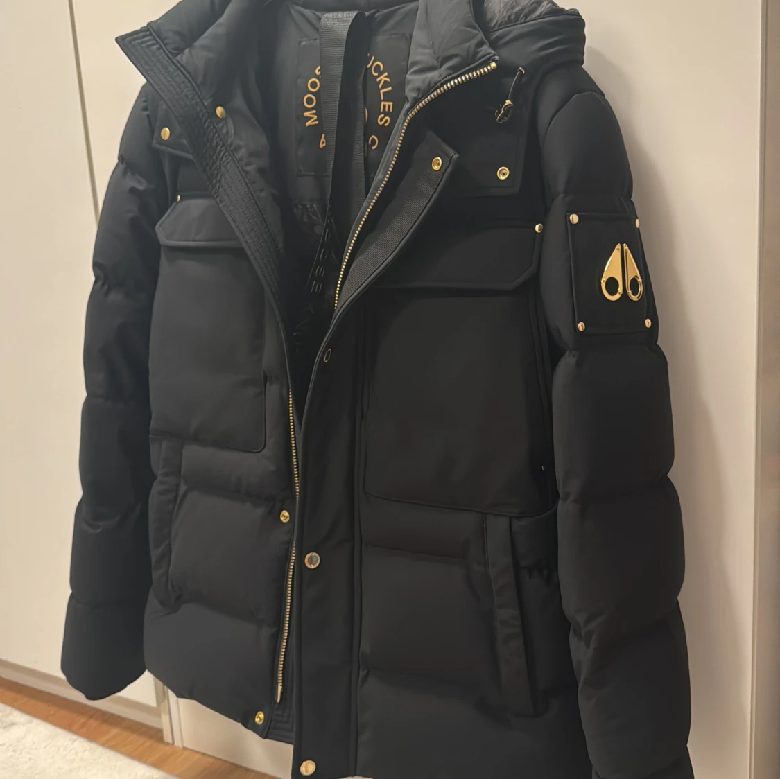 Svart dunjacka från Moose Knuckles