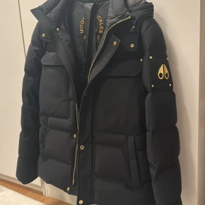 Svart dunjacka från Moose Knuckles - Inköpt 2023 i januari. Kvitto finns. Inköpt i NK Göteborg. 