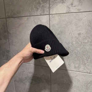 Moncler mössa ev byte - Moncler mössa oanvänd bytes mot en vit moncler