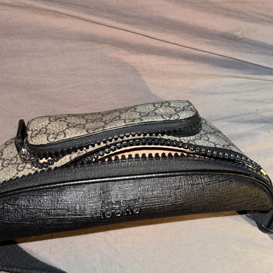 Mönstrad magväska från Gucci - 92