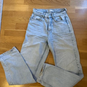 Ljusblå jeans - Säljer ett par ljusblå jeans med klassisk femficksdesign. De har en rak passform och är medel/högmidjade. Bra skick! 