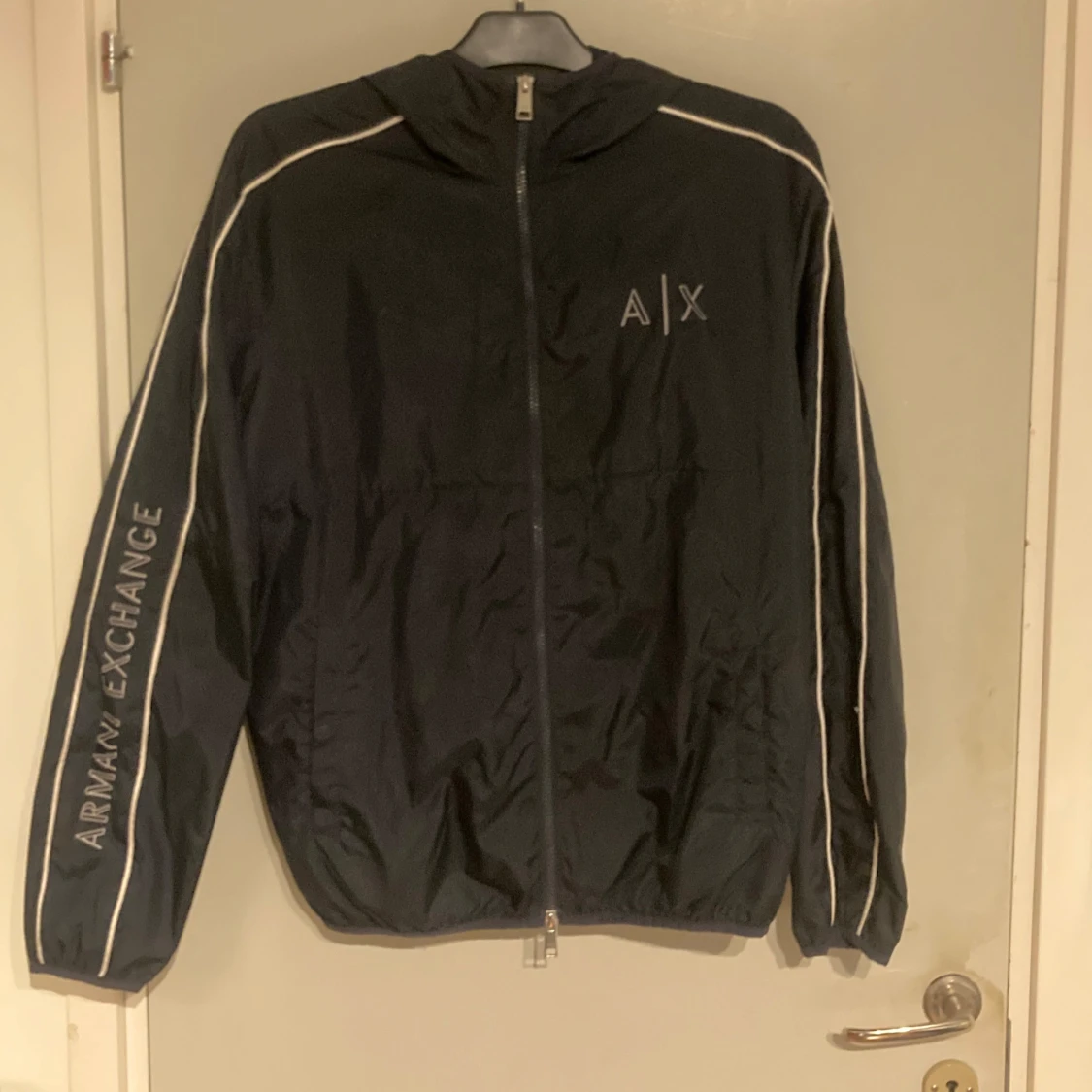 Mörkblå vindjacka från Armani Exchange