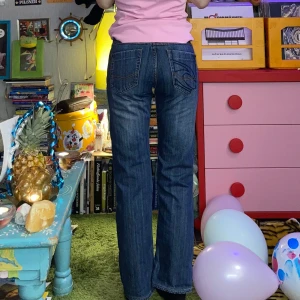 Vintage jeans med broderi y2k - Snygga lågmidjade/midrise (se mått) jeans med broderi på bakfickorna från ripcurl. Använda men inga skador. Jag har vanligtvis xs och är 162cm lång för referens. Hör av dig om du undrar något och kolla gärna in mina andra annonser🩷Midja platt: 31cm, innerbenslängd: 68cm, total längd: 91cm. OBS bortrest så kan inte posta förrän tisdag⭐️