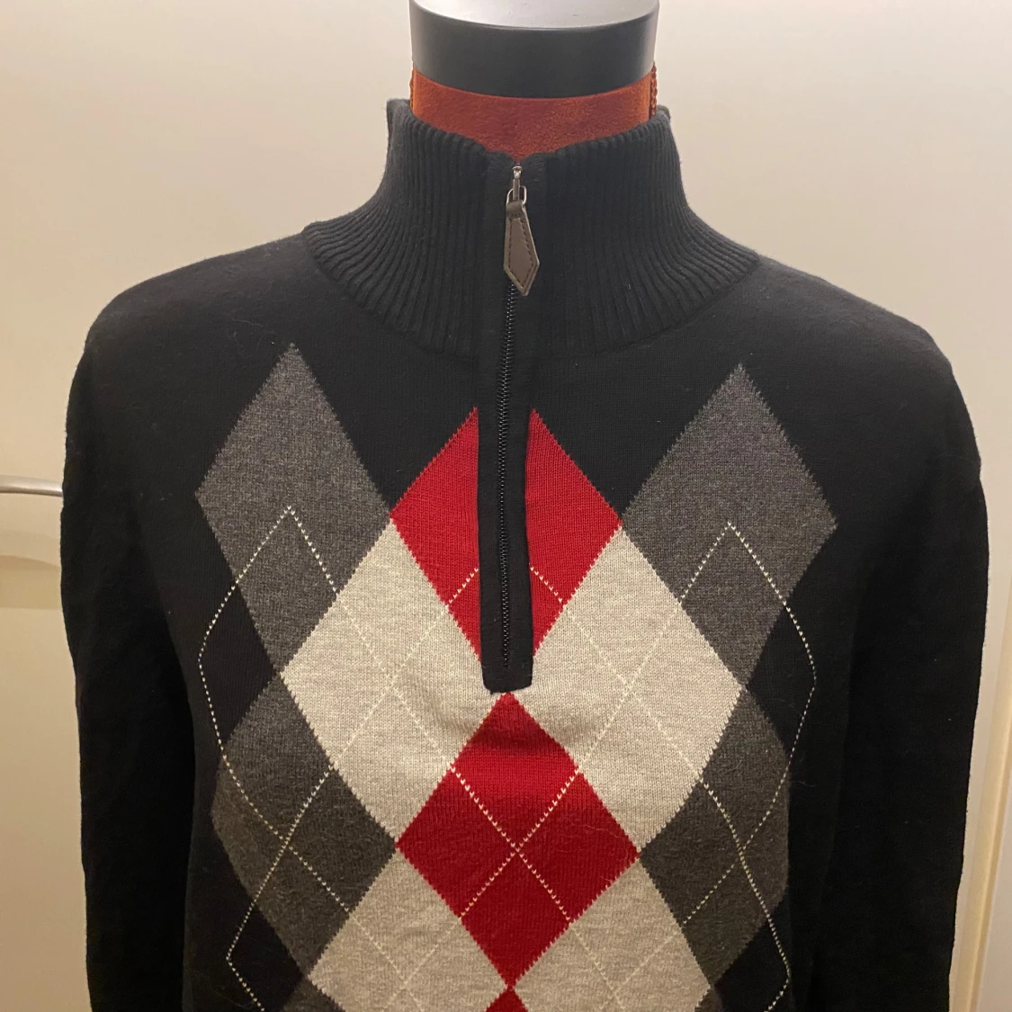 Svart tröja med argylemönster från Dressmann - 90