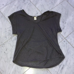 Glittrig t-shirt - Sitter väldigt avslappnat, ganska tunt tyg så t-shirten är lite see-through. Storleken är M, men passar mig som har S så bra med!
