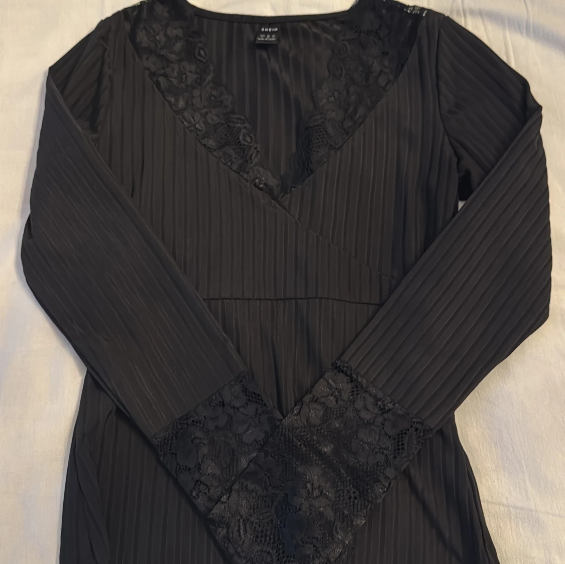 Svart långärmad topp med spetsdetaljer