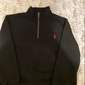 Ralph Lauren half zip  - Säljer en svart Ralph lauren half zip för ett grymt pris om ni har några frågor eller vill ha fler bilder så skriv isf vid snabb affär är priset gå ner.