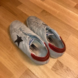 Golden goose skor  - Tja! Säljer mina golden goose efter ett tag av användning. De har ett par defekter på sulan och i hälen. Dock någonting som går att fixa väldigt enkelt. Pris går att diskutera :) 