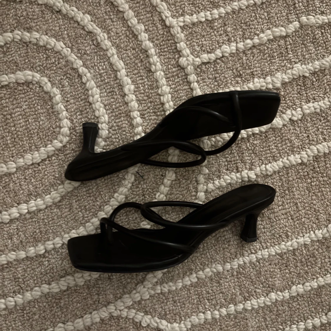 Svarta klackskor med remmar från nakd  - 90