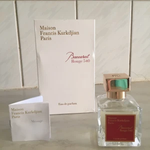 Maison Francis Kurkdjian Baccarat Rouge 540 Parfum - Hej!  Säljer min Maison Francis Kurkdjian parfym som jag fick i julklapp. Den är oanvänd. Jag säljer den eftersom jag redan har flera andra parfymer att använda upp först. Kom gärna med prisförslag! 💕