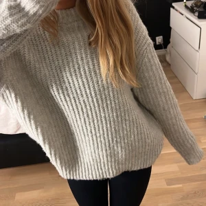Grå stickad tröja - Super mysig grå stickad tröja, lite oversized och använd ca 3 gånger men köpt för länge sedan. Storlek M men passar mig som brukar ha Xs/S 