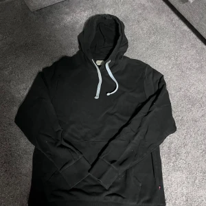 Svart hoodie från Jack & Jones - Säljer en simple svart hoodie från Jack & Jones. I okej skick. Skriv vid frågor eller funderingar 