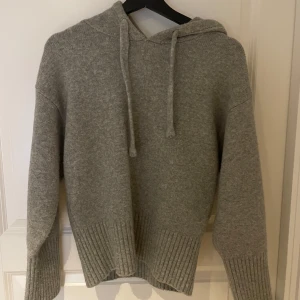 Stickad hoodie - Stickad hoodie från Zara. Har inte kommit till användning och är därför jag säljer den.