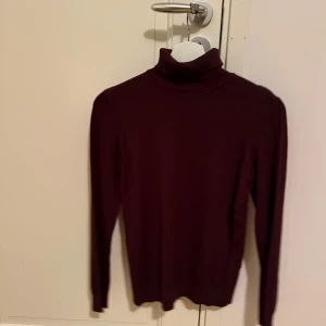 Brun polotröja från Stockh LM - Säljer en stilren brun polotröja från Stockh LM. Tröjan har långa ärmar och en klassisk polokrage, perfekt för kyligare dagar. Passar utmärkt till både jeans och kjol. Använt ett fåtal ggr. Strl S. Nypris ca 500kr