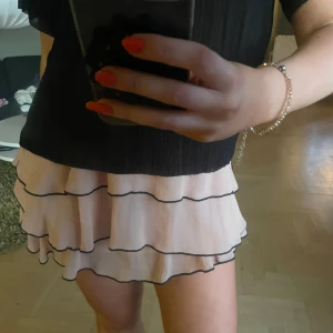 Zara kjol - Jättefin volangkjol från zara💞 Perfekt till sommaren. Tyvärr för liten för mig💕.