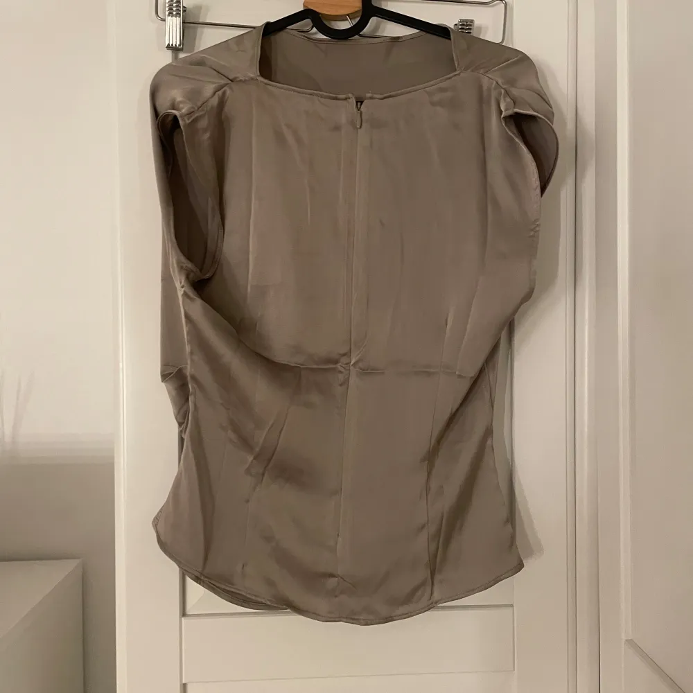 Militär grön silkes blus från hm. Storlek 36. Använd fåtal gånger. Skriv för fler frågor eller fler bilder💕. Puserot.