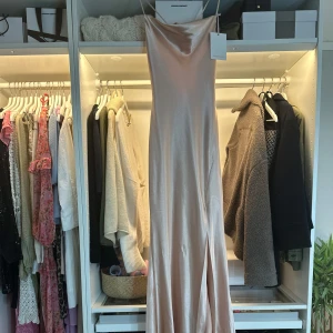 Champagne/rosa balklänning  - Säljer den här jättevackra balklänningen från NA-KD då jag köpte två❤️ Den är helt oanvänd och har prislappen kvar! Längden är perfekt om man är 170-177 cm men går att sy upp såklart! Nypris 2 250kr❤️sista bilden är samma modell men inte samma färg!!
