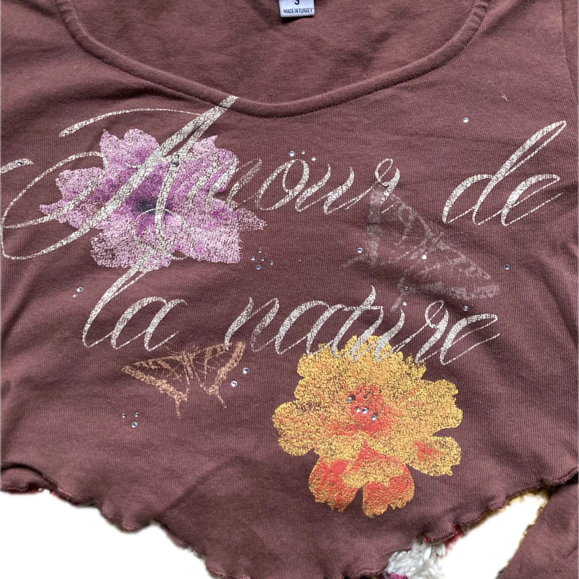 Brun croppad topp med blommotiv - 90