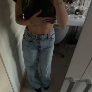 Ljusblå baggy jeans Carlings - Säljer ett par ljusblå baggy jeans med en klassisk femficksdesign. De har en rak passform och är högmidjade, vilket ger en snygg siluett. Har längd 32. Perfekta för en avslappnad stil. Använda ett par ggr, har skrapats upp på ena benet men de syns knappt(går att sy). I övrigt nyskick🫶🏻🫶🏻