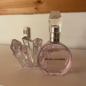 Ariana Grande R.E.M parfym  - Säljer denna parfym från Ariana Grande! Som ni ser är den använd fåtal gånger och är i utmärkt skick! Tyvärr tillkommer inte lådan som den kom i då den är borta.