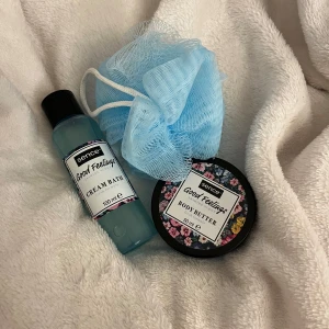 Sence Good Feelings Cream Bath och Body Butter - Set med Sence Good Feelings Cream Bath och Body Butter. Cream Bath kommer i en blå flaska på 100 ml och Body Butter i en burk på 50 ml. även en blå badsvamp. Helt nytt