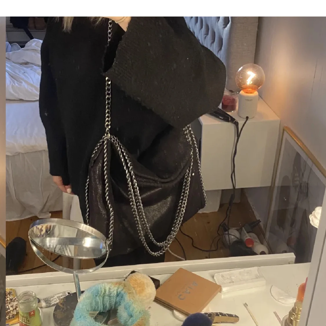 Svart axelväska med kedjedetaljer - 91