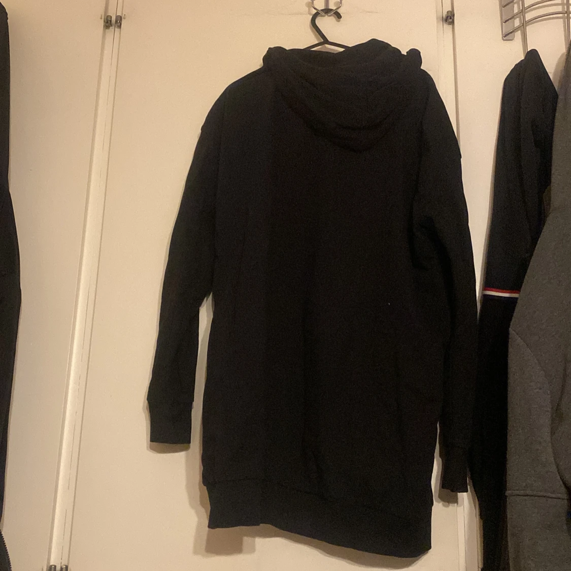 Svart hoodie från NEU - 90