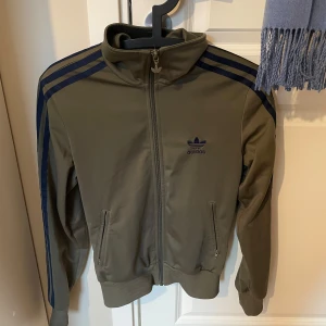 Adidas Zip-up hoddie - Cool adidas tröja köpt på secondhand förlängesen! Ingen luva.