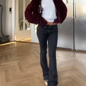 Svarta Levis jeans bootcut low waist - Snygga svarta Levis jeans som är utsvängda och low waist. Bilderna på är lånade då det inte passar mig. Du kan kontakta mig om du vill ha fler bilder. 