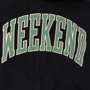 Weekend tröja - Snygg marinblå barn Lindex tröja med grön ”WEEKEND” text. Väldig bra skick och i storlek 146-152. Pris kan diskuteras!🩷