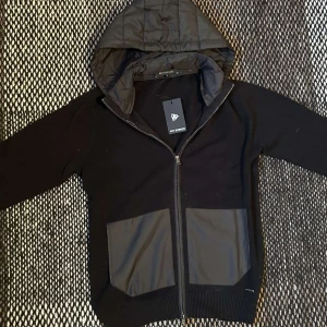 Cardigan jacka med luva(HELT NY) - Helt ny cardigan jacka som är perfekt att ha i vår men funkar även att ha inomhus. Luvan är avtagbar o  nypris är 1700 ish. Modellen är 174 väger 56.  Hör av er vid funderingar eller likande! INGA BYTEN/Mvh Armadio