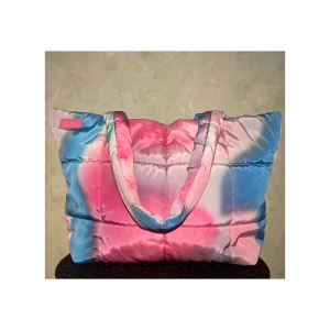 Carin Wester | Puffer Tote Väska/Bag | Flerfärgad - Flerfärgad puffer tote väska/bag från Carin Wester. Väskan har 2 axeltag och 2 handtag.  Mycket rymlig! Har fått plats med dator och flera böcker i den!  Nytvättad!  I bra använt skick! Väskan har tecken på användning, främst på insidan där den är nopprig (se bild 5.) Annars är väskan fin i helhet, har inte kunnat hitta några hål eller fläckar.  Mått: Höjd: 34 cm Botten (bredd): 46 cm Botten (höjd): 14 cm 