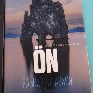 Ön - Spännande bok av Ragnar Jonasson, utgiven av Modernista. Omslaget visar en dramatisk klippformation mot en stämningsfull himmel. Perfekt för dig som gillar atmosfäriska och suggestiva berättelser.