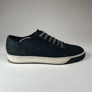 Lanvin DBB1 44 EU - Vi säljer ett par stilrena lanvins med den bästa möjliga prissumman. Skorna är i fin skick och är i mocka.