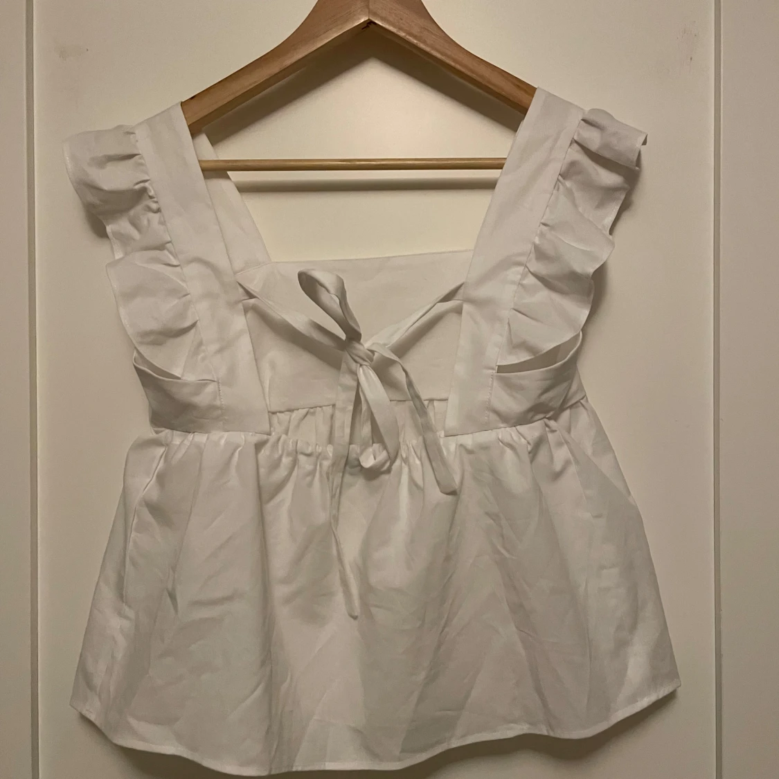 Vit topp med volangdetaljer - 90