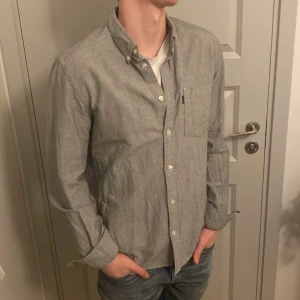 Grå skjorta  - Snygg skjorta som är storlek L passar M