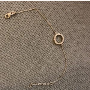 Silverarmband med cirkeldetalj - Elegant silverarmband med en glittrande cirkeldetalj i mitten. Armbandet har en tunn kedja och justerbar längd💓