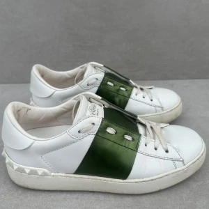 Valentino Open - ett par riktigt feta opens i den sällsynta gröna färgen || strlk 37 || skicket är 7,5/10 || inget medföljer || hör av er vid intresse!!