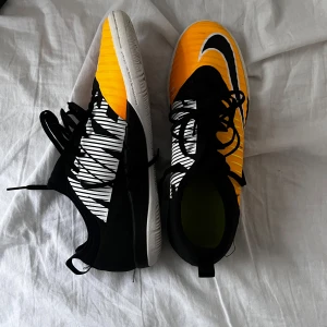 Nike inomhus i svart och gula - Snygga Inomhusskor från Nike i en iögonfallande kombination av svart och gula . Skorna har en vit sula och snörning för optimal passform. Perfekta för Inomhusskor !