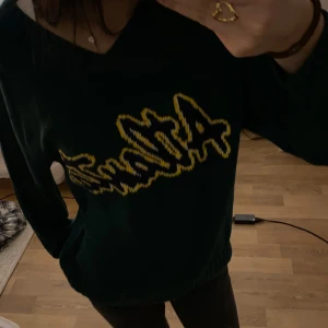 mörkgrön stickad tröja - en jätte jätte fin grön stickad tröja med ”atlanta” på används tyvärr inte. skriv för mer info eller bilder 💕