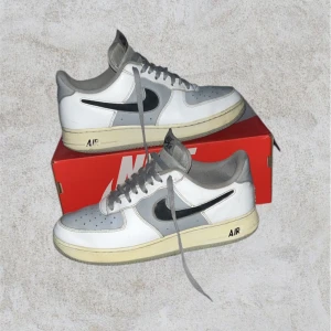 Nike Air Force 1 - Nike Air Force 1 Skick enligt bilderna Storlek EUR 44,5 Nypris: 1650kr Mitt pris: 299kr  ⚠️BOX MEDFÖLJER EJ⚠️  Köp den nu via köp nu funktionen innan någon annan hinner före💸  Postar alltid inom 24h📦  Tveka inte att höra av dig om du har frågor🧐  Lägg ett prisförslag om du tycker det är för dyrt💸  Kolla min profil för andra fina kläder🛍️