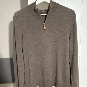 Morris half zip - En 100% merino Morris half zip i storlek S som endast är använd fåtal gånger. Nypris är runt 1700-1800kr