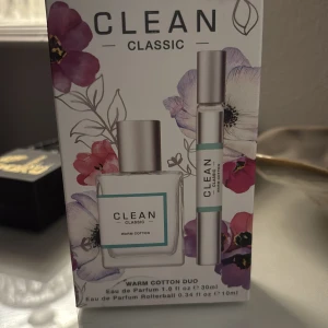 Parfym från Clean - Helt oöppnad parfym från Clean! Man får med parfymen i 30ml och en rollerball i 10ml som är perfekt att ha i väskan! Doften är warm cotton och är en väldigt fräsh doft🩷Bara 30ml av den här från Lyko kostar mer än 500 så det här är ett kap!